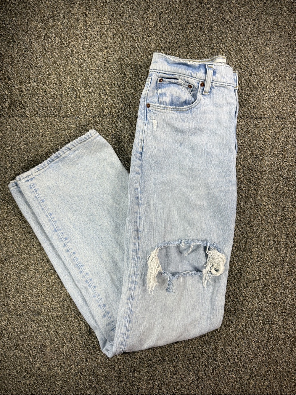 Abercrombie & Fitch “The 90s Relaxed” High Rise Denim - Light Wash, Size 27 Long
